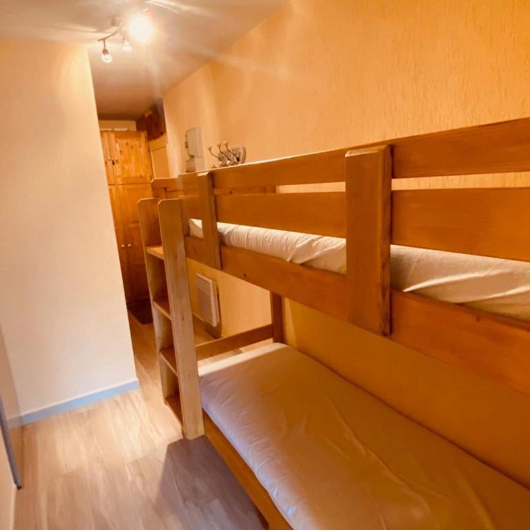 Appartement moderne centre village avec balcon et garage - FR-1-459-222 - Appartement - 8