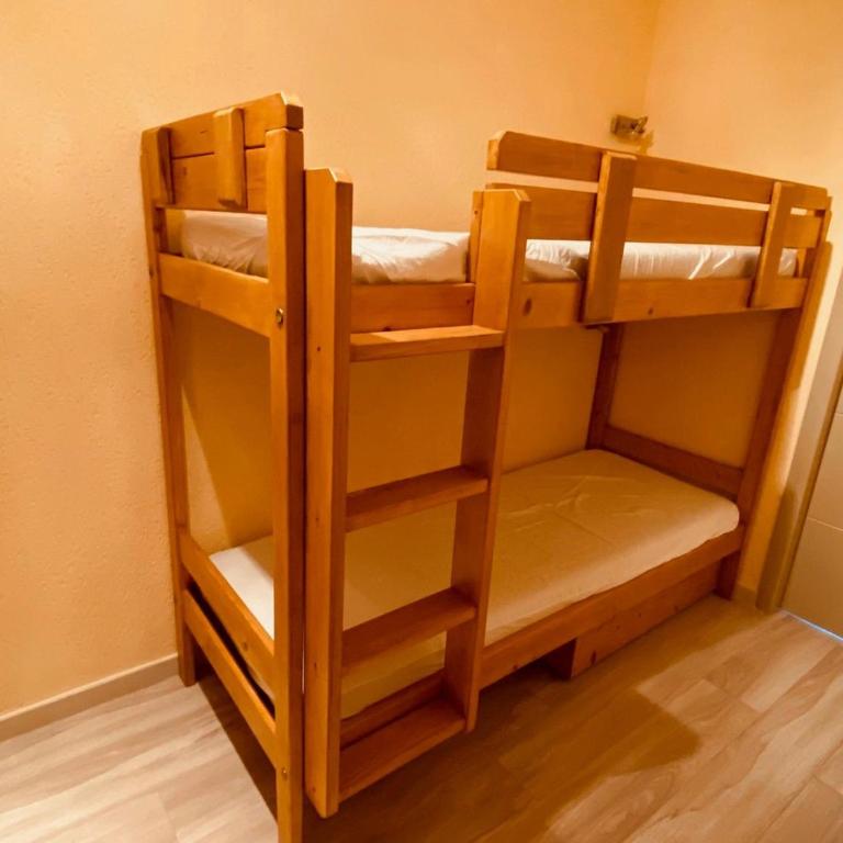 Appartement moderne centre village avec balcon et garage - FR-1-459-222 - Appartement - 9
