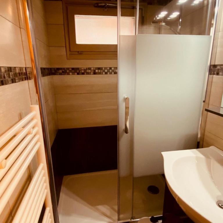 Appartement moderne centre village avec balcon et garage - FR-1-459-222 - Appartement - 10