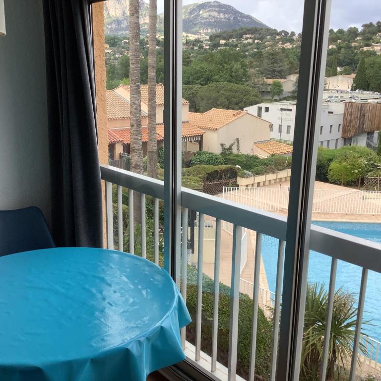 Au calme dans hameau fleuri joli Studio 3 pers piscine parking wi-fi - Studio - Vue sur Piscine - 10