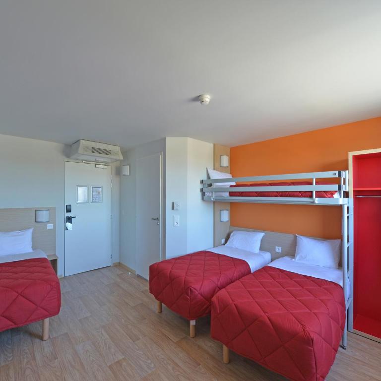 Premiere Classe Reims Nord - Bétheny - Chambre Quadruple Standard avec 4 Lits Simples - 6