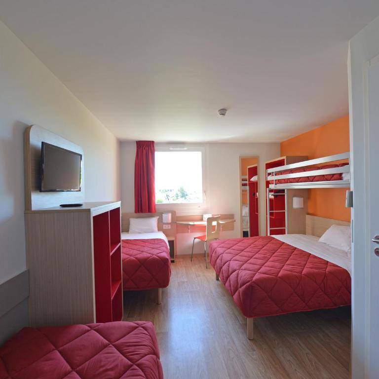Premiere Classe Reims Nord - Bétheny - Chambre Familiale Standard avec Lit Double et 3 Lits Simples - 1