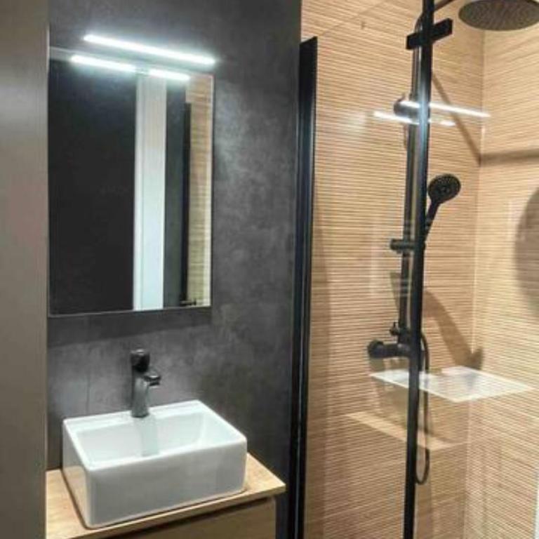 City Central 120m By Sleep In Bilbao - Three-Bedroom Apartment - 7