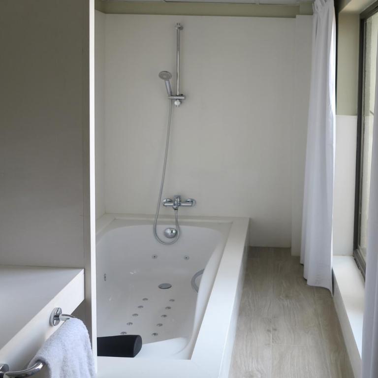 Serennia Exclusive Rooms - Suite with Spa bath and City View - 7