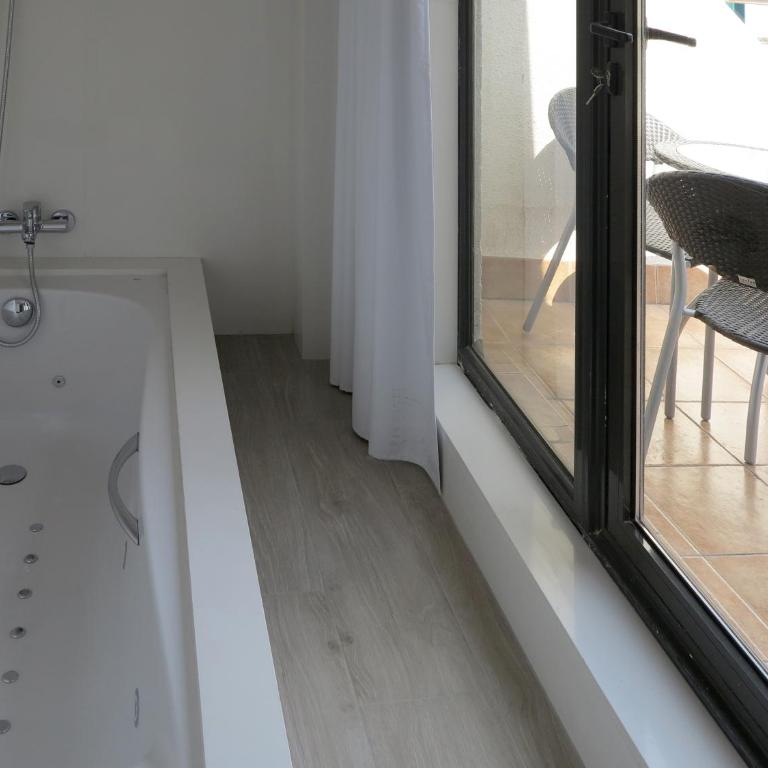 Serennia Exclusive Rooms - Suite with Spa bath and City View - 11