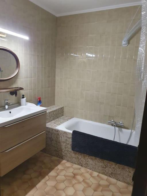 Appartement F3 meublé et équipé - Apartment mit 2 Schlafzimmern - 8