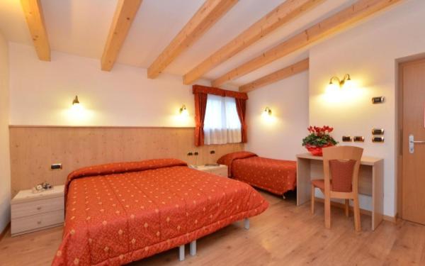 Hotel Zirmes - Camera Matrimoniale/Doppia con Letti Singoli con Letto Supplementare - 1