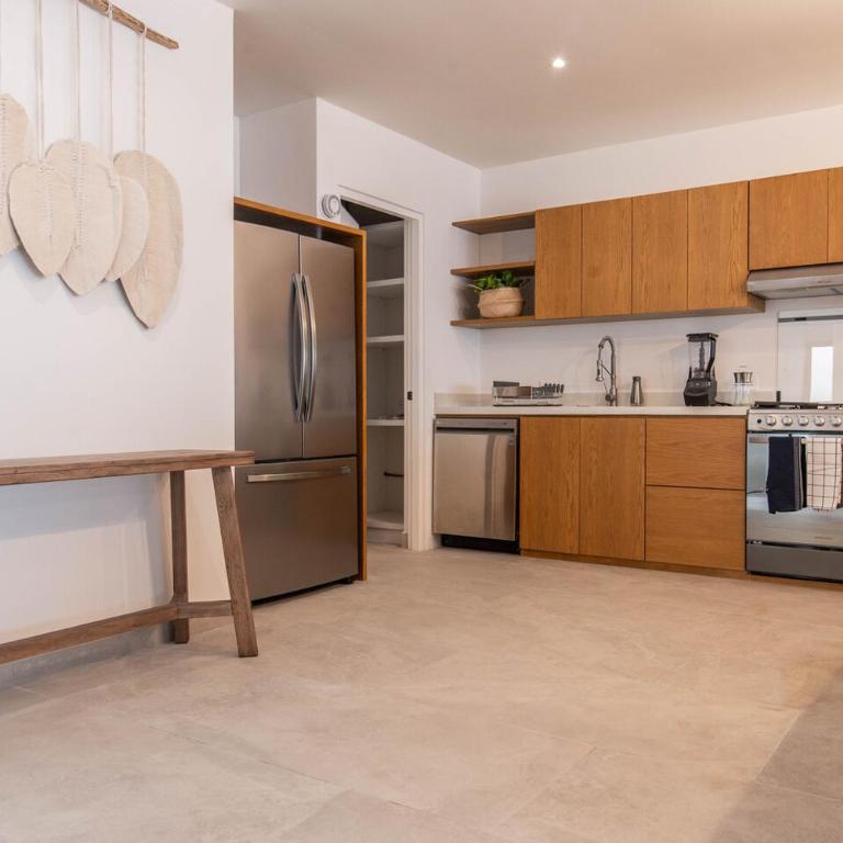 Beautiful 4BR, Up to 8 Guests, Private Pool, 10 min to Beach - Four-Bedroom House - 4