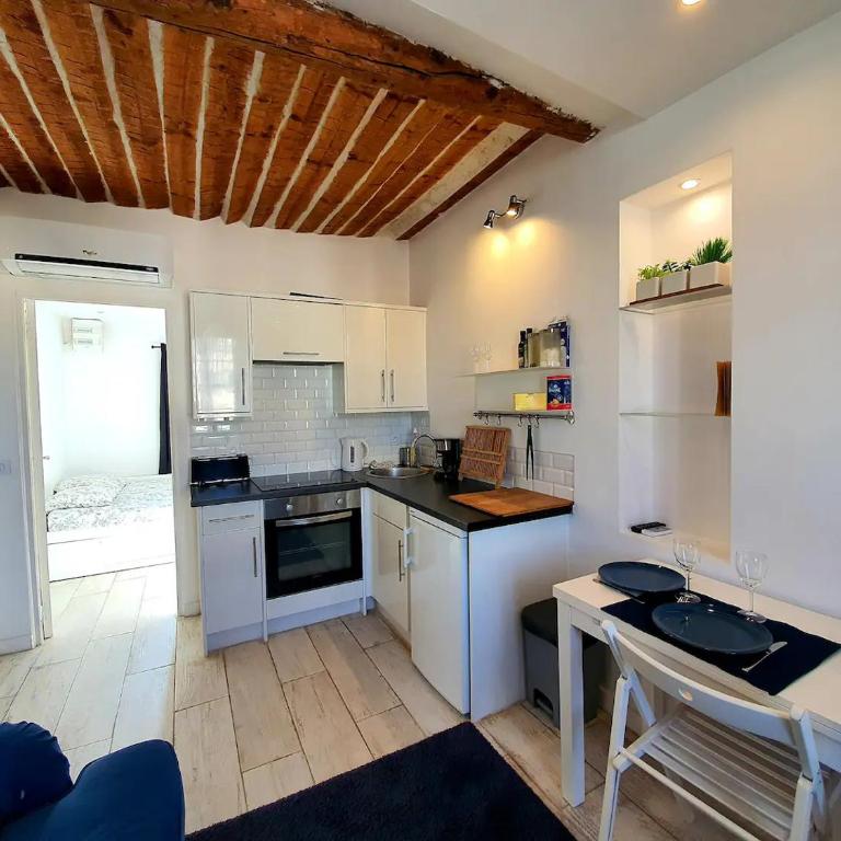 Freshly tastefully renovated apartments in heart of old Antibes - Appartement 2 Chambres - 6