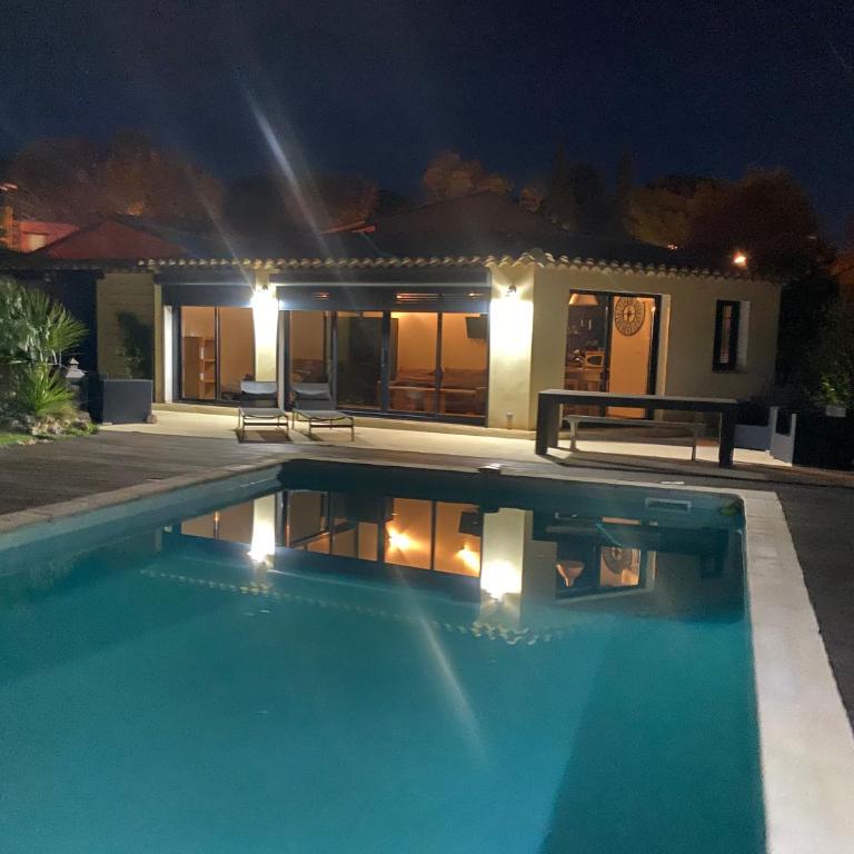 Détente à Lorgues avec piscine privée - Appartement - Vue sur Piscine - 11
