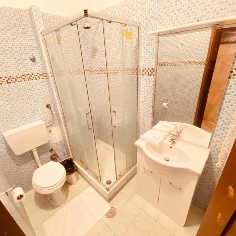 Roma Guest House - Camera Familiare - 2