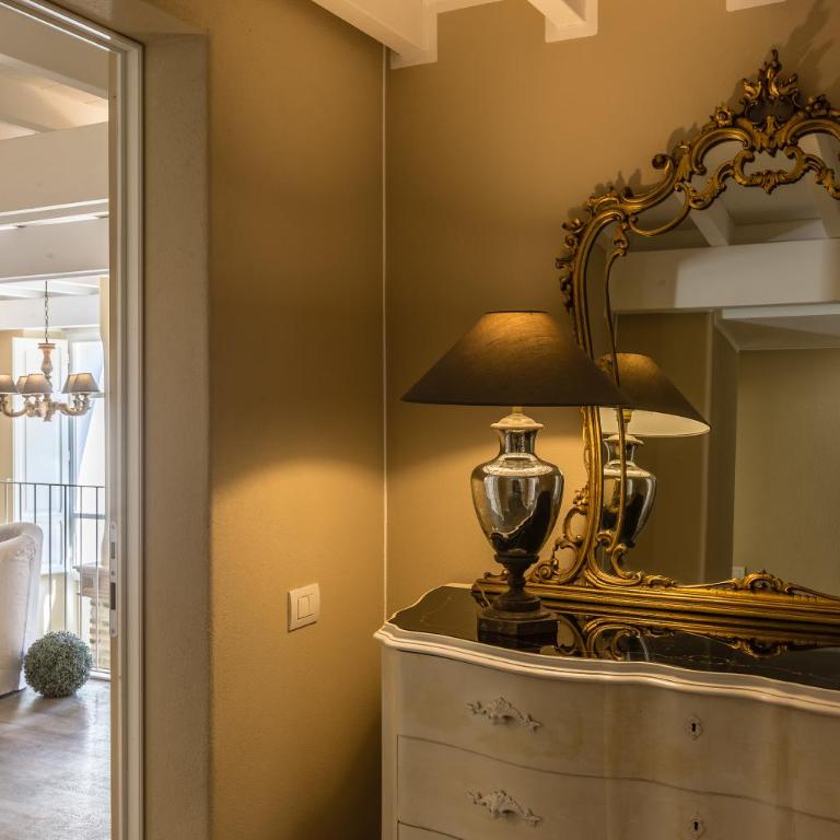 Palazzo Dessy Historic House - Suite with Balcony - Split Level - 12