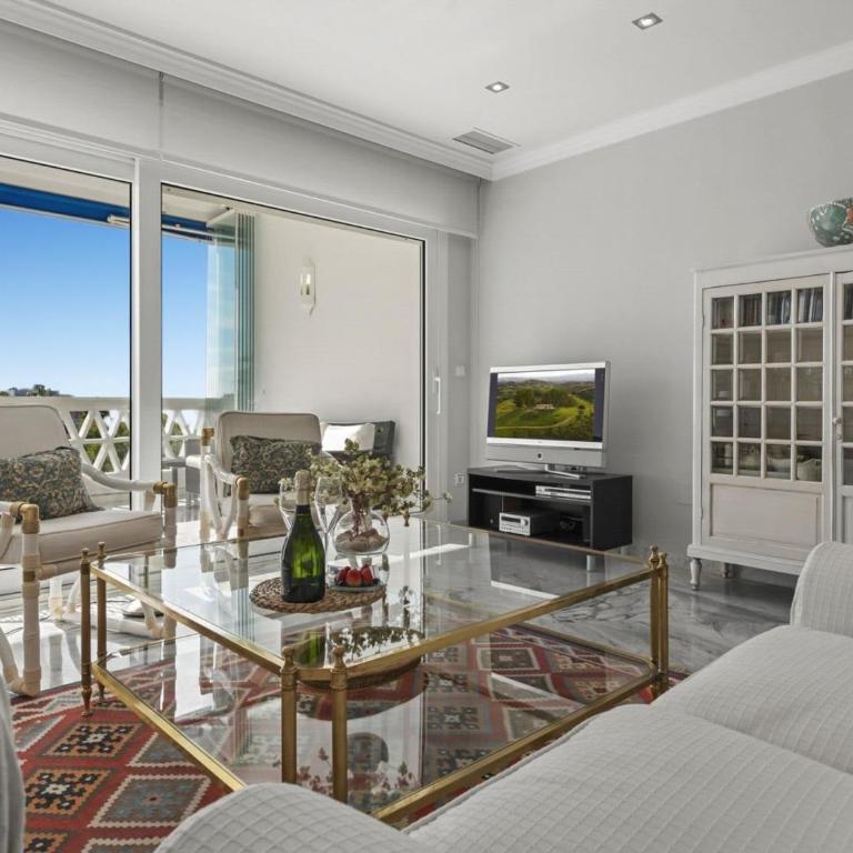 Vista mar y piscina en Puerto Banús - Apartamento - 80