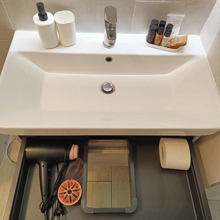 YR Apartments Bocconi- Modern Loft, 3 Min Walk to Duomo Tram - One-Bedroom House - 35