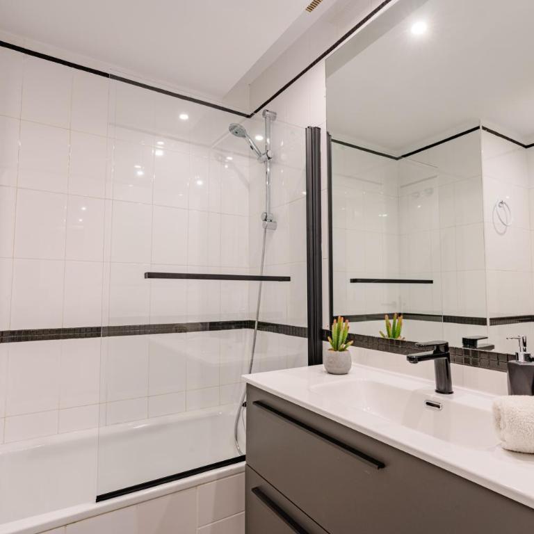 Golden Beach Holiday Home - Private Jacuzzi, 4 Swimming Pools & Direct Access to the Beach - Apartamento - 71