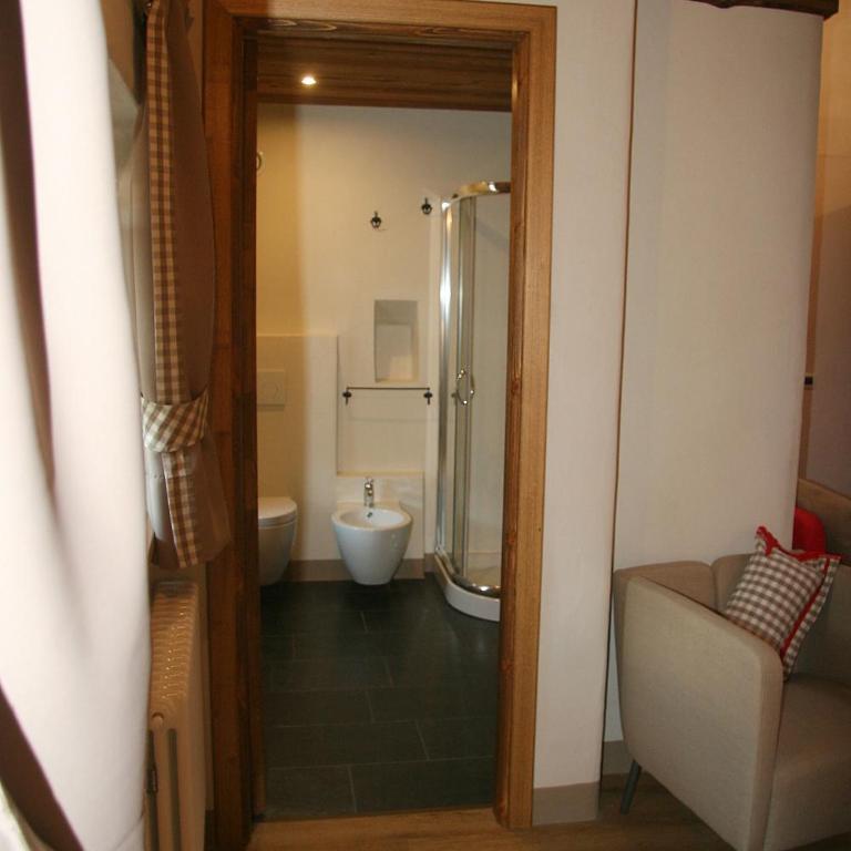 Ostello del Castello Tirano - Großes Vierbettzimmer mit Balkon - 11