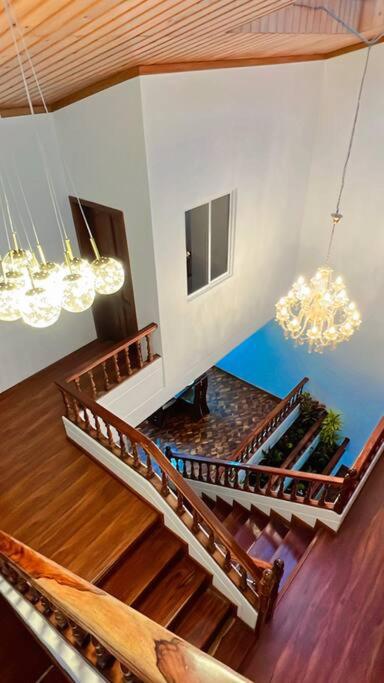 Hermosa casa con lujoso rooftop en Cuenca - Casa de 5 dormitorios - 22