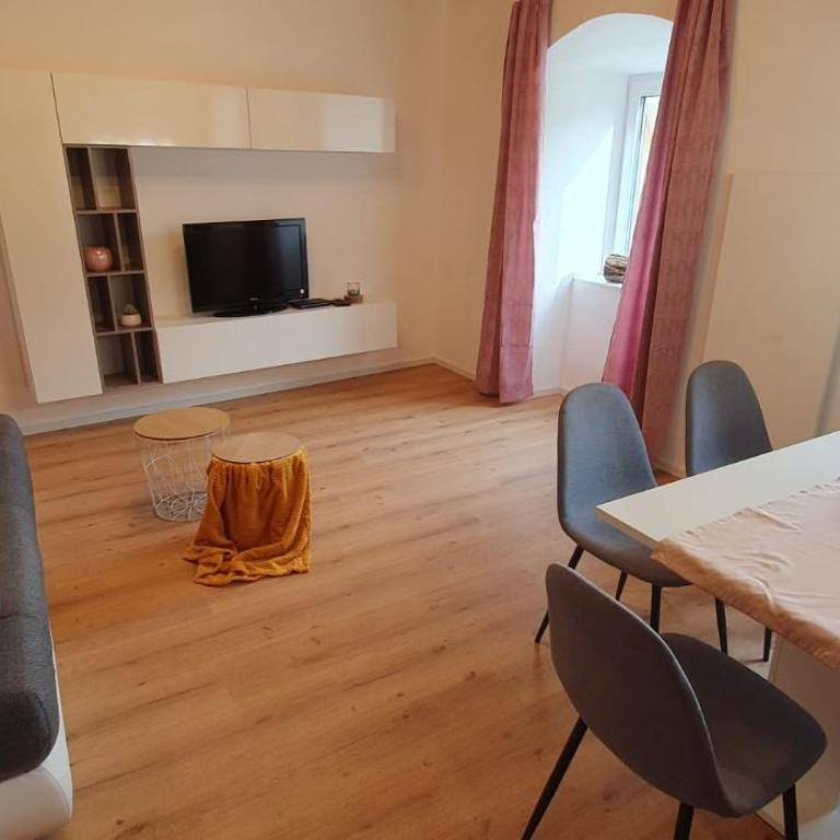 Ferienwohnung Am Schlossberg - Apartment mit 1 Schlafzimmer - 1