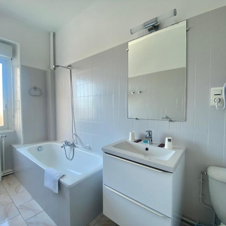 Hotel le Pasteur - Chambre Double avec Salle de Bains Privative - 1