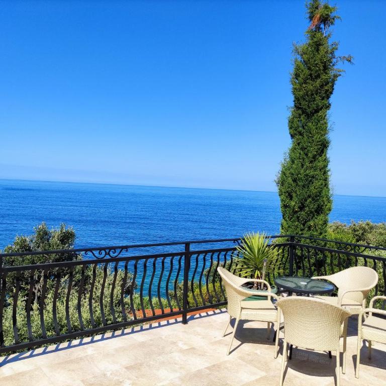 Family Seaside Holm Oak Villa with Private Rocky Beach - Villa - Beach Front - 28