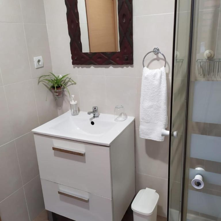 Alojamiento Oviedo 1 - Habitación Doble con balcón - 2 camas - 6