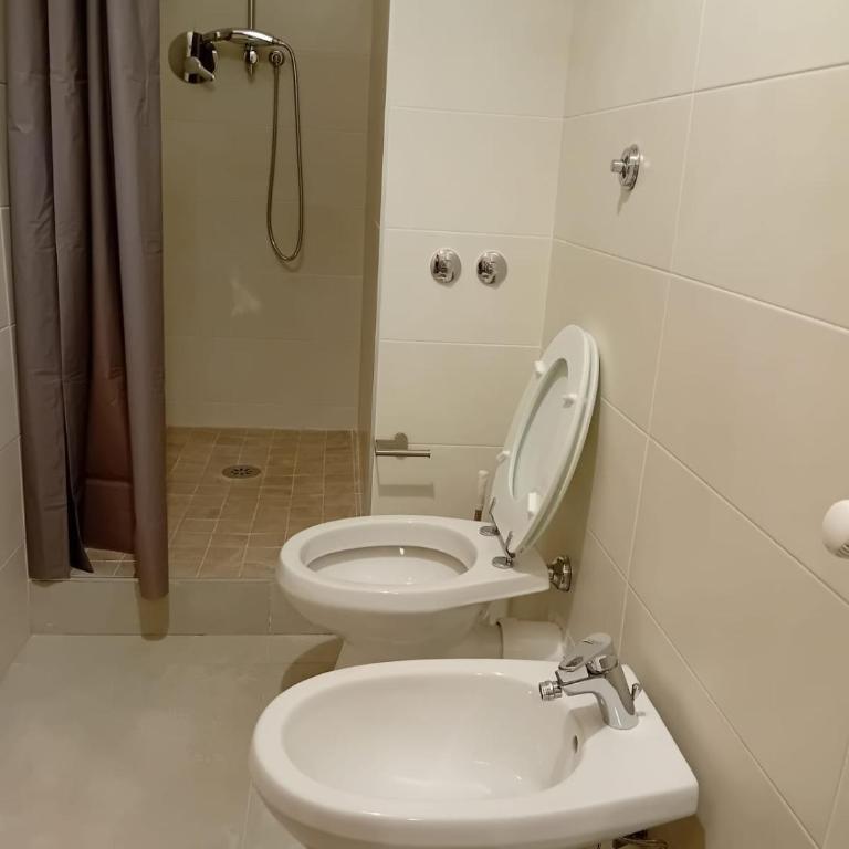 Tre camere al centro di Napoli - Camera Matrimoniale con Bagno Privato Esterno - 10