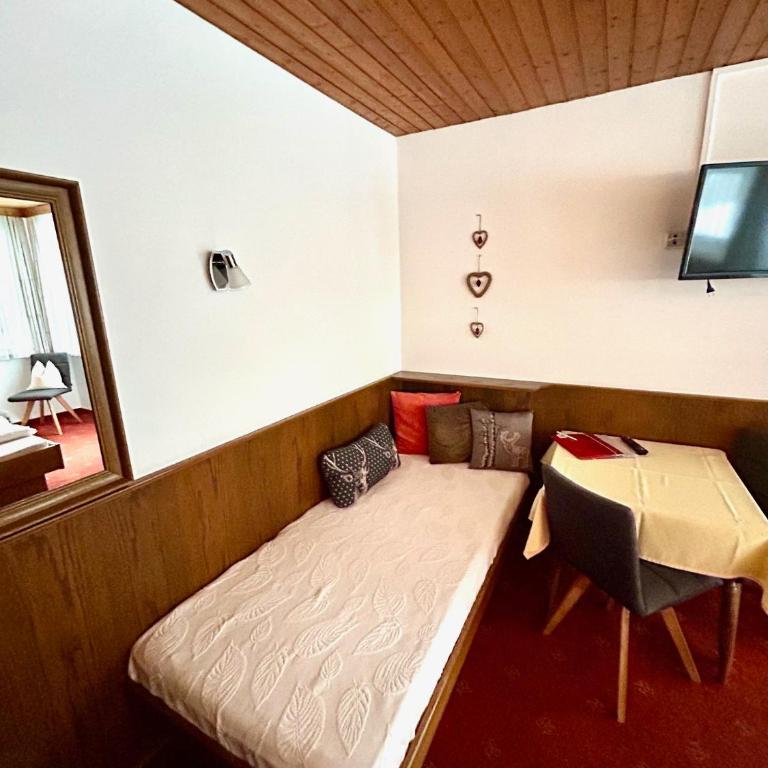 Haus Sonnegg - Doppelzimmer mit Bergblick - 4