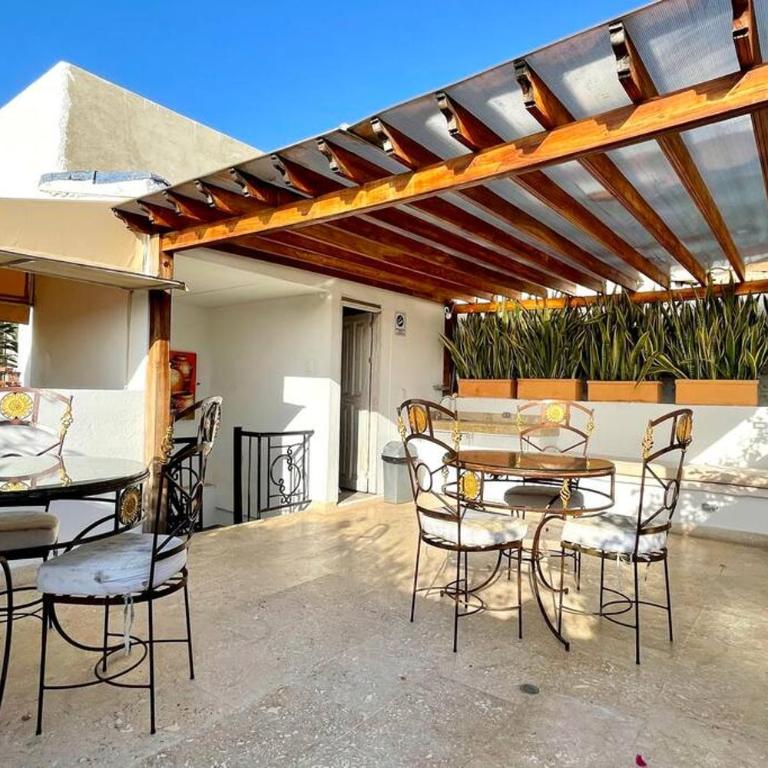 Gorgeous 8 BR House w/ Pool in the Old City - Eight-Bedroom House - 6