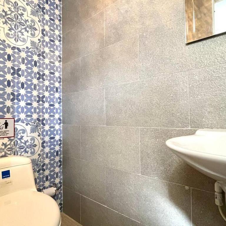 Gorgeous 8 BR House w/ Pool in the Old City - Eight-Bedroom House - 9