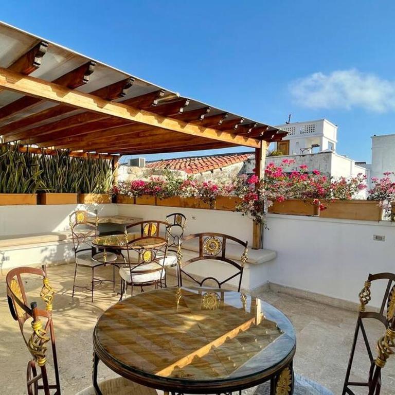 Gorgeous 8 BR House w/ Pool in the Old City - Eight-Bedroom House - 14