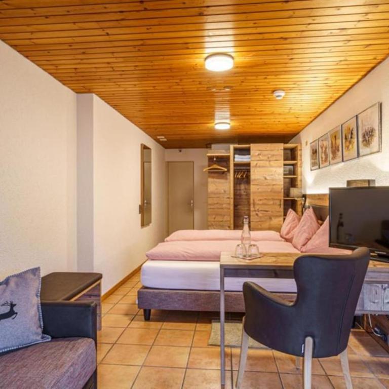 Alpenblick Hotel & Restaurant Wilderswil by Interlaken - Superior Doppelzimmer für 4 Personen mit Zustellbett - 10