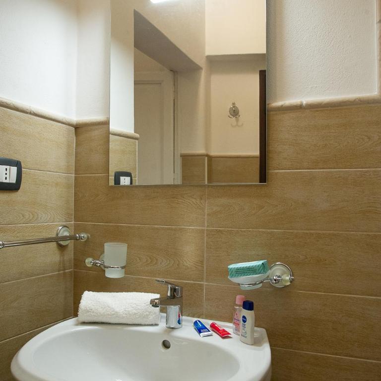 B&B La Vista sul Teatro - Camera Quadrupla con Bagno Privato Esterno - 8