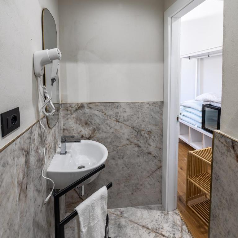 Leovinci Rooms - Camera Matrimoniale con Bagno Privato - 13