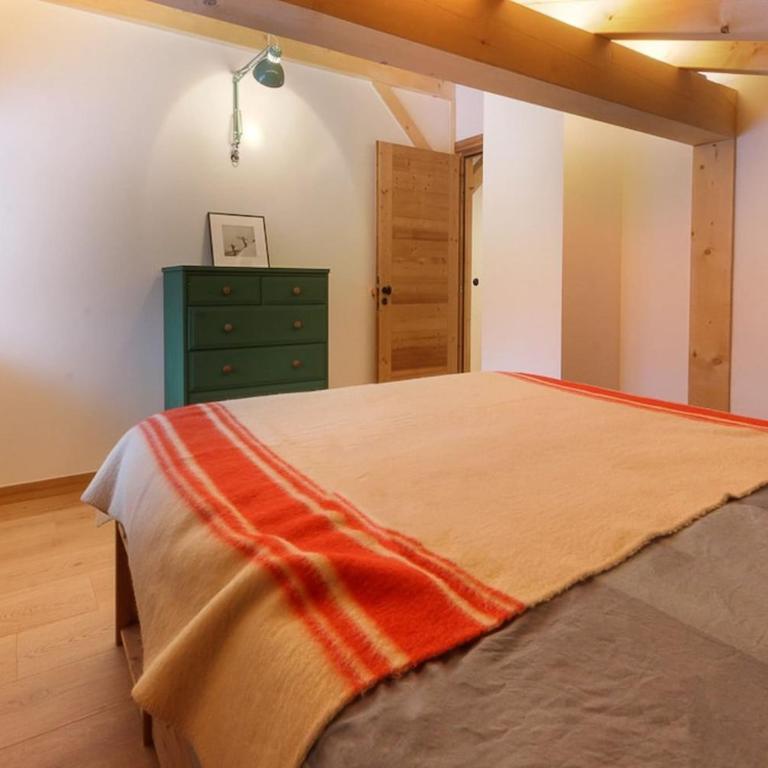 Chalet L'Oratoire & Mazot - Renovated Historic Chalet - Huge Garden & Separate Cabin for 2 - Chalet - 42
