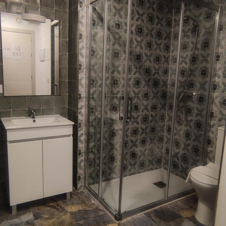 HOSTAL NERVION - Habitación Cuádruple con balcón - 11