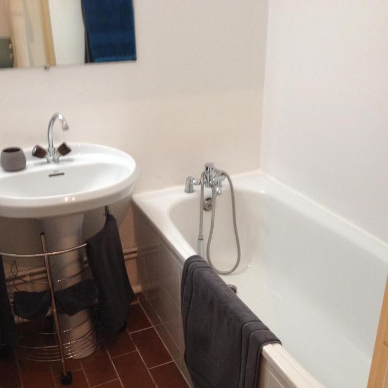 Au calme dans hameau fleuri joli Studio 3 pers piscine parking wi-fi - Studio - Vue sur Piscine - 7