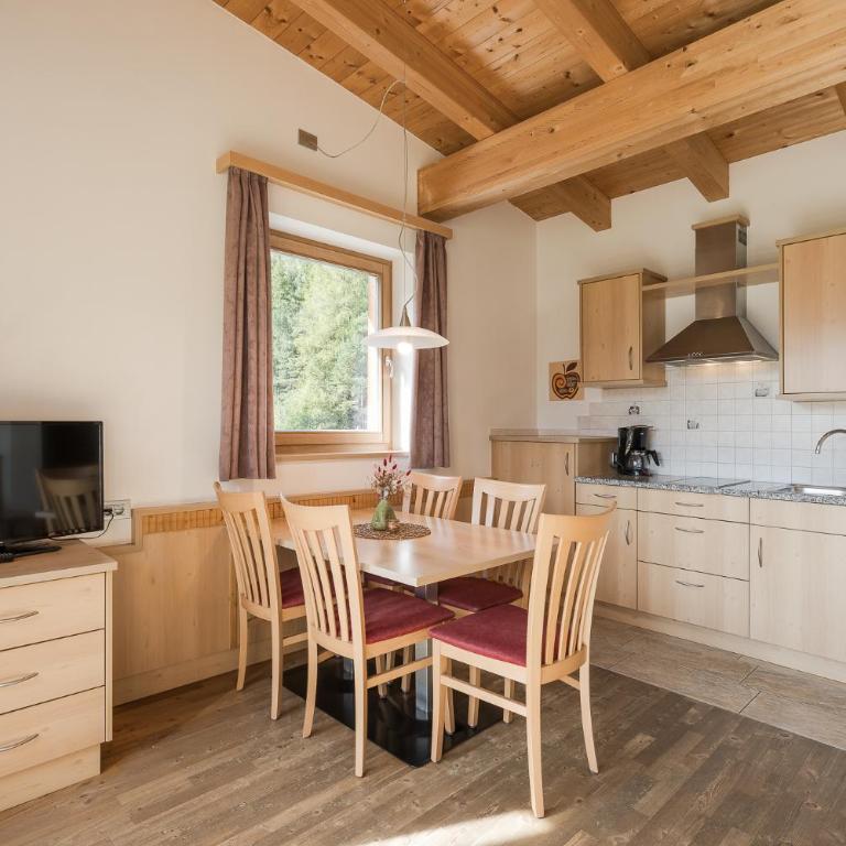 Residence Reisenschuh - Two-Bedroom Apartment with Balcony - 3