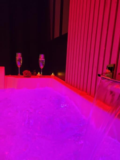 Nuit d'évasion love room avec baignoire balnéo et jardin avec spa - One-Bedroom Apartment - 8