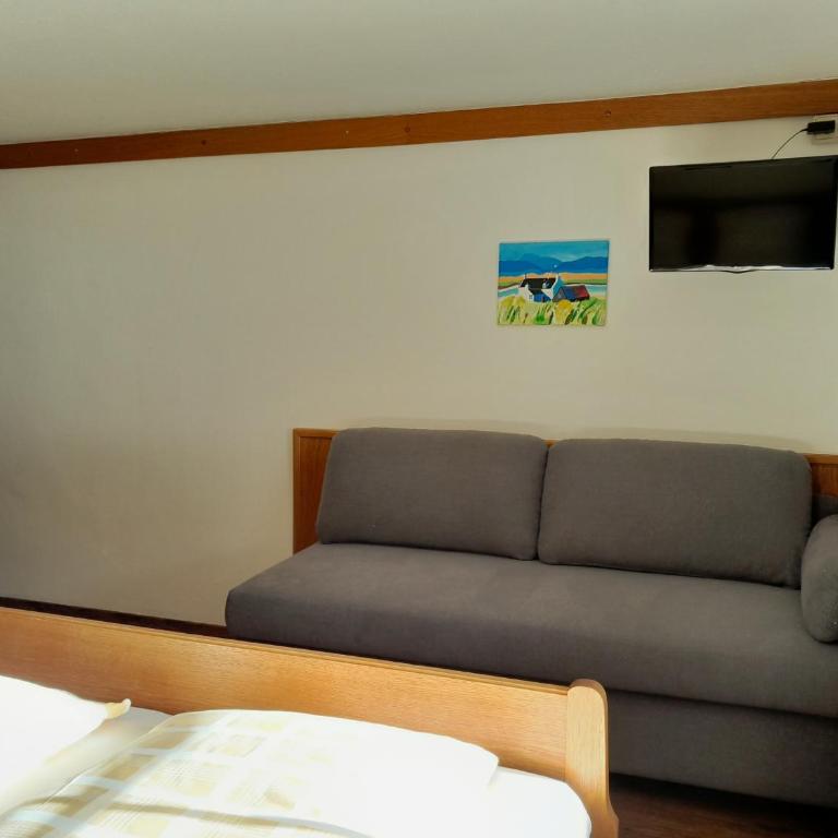 Pension zu Hause - Doppelzimmer mit Zustellbett - 6