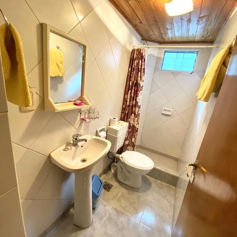 Hospedaje Los Nietos - Habitación Triple con baño compartido - 8