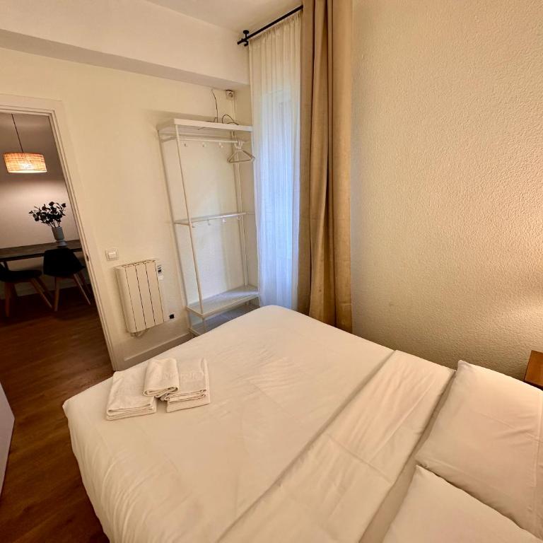 Far Home Gran Vía - Superior Triple Room - 6