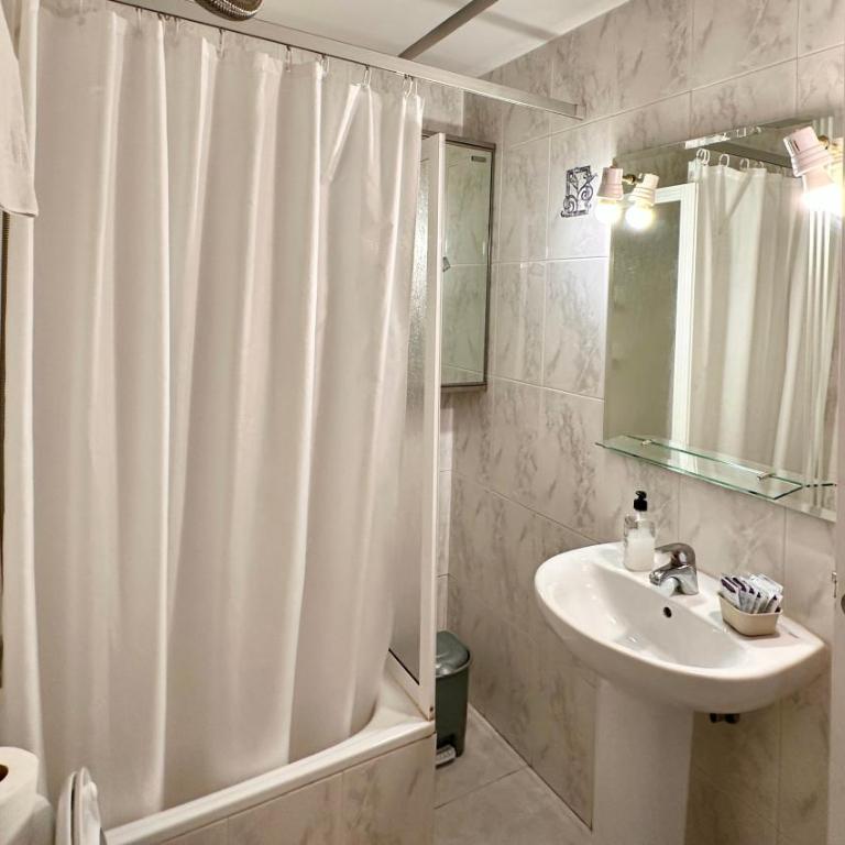 Far Home Gran Vía - Superior Triple Room - 15
