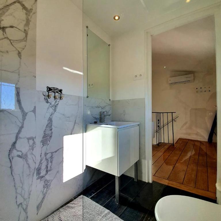 Freshly tastefully renovated apartments in heart of old Antibes - Appartement 1 Chambre - 12