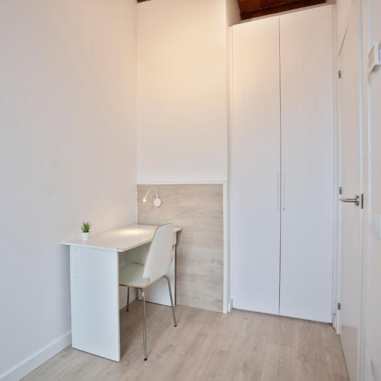 BcnStop Sant Pau Suites - Three-Bedroom Apartment - 8