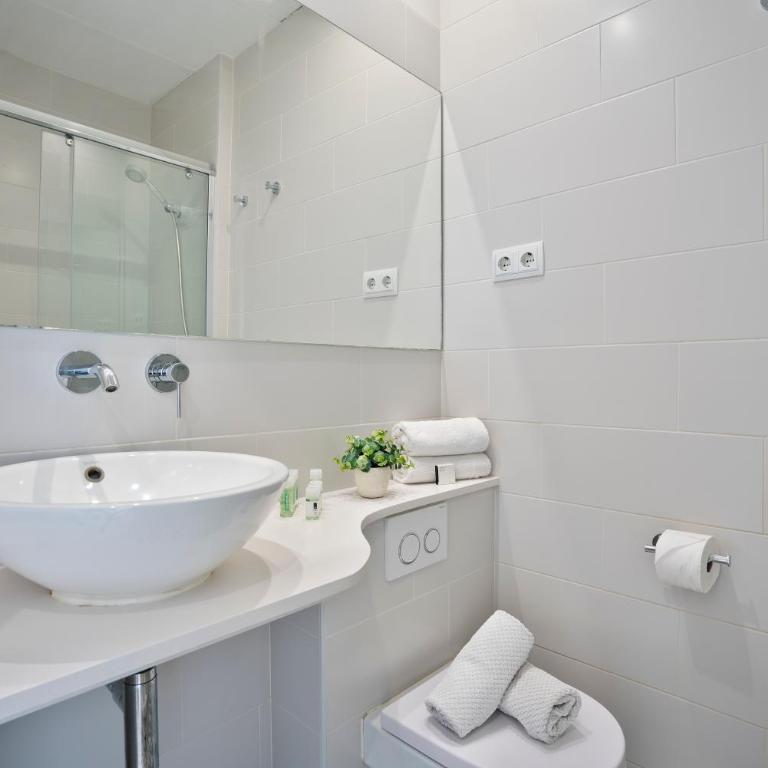 BcnStop Sant Pau Suites - Three-Bedroom Apartment - 6