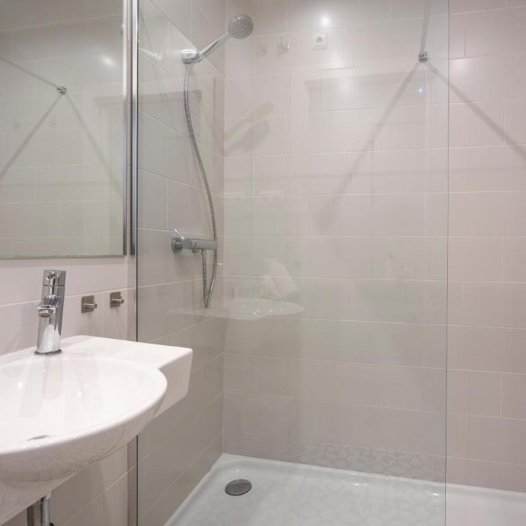 BcnStop Sant Pau Suites - Three-Bedroom Apartment - 10