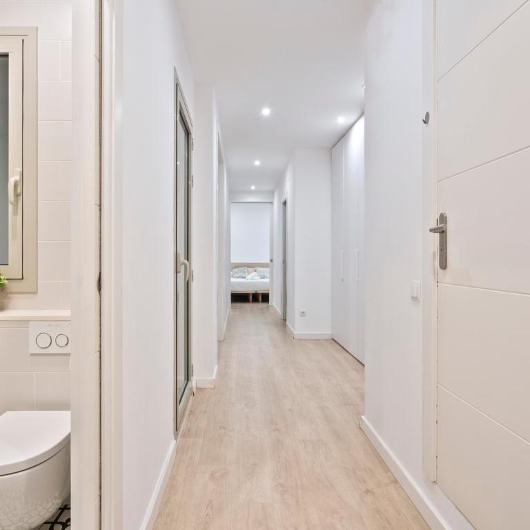 BcnStop Sant Pau Suites - Three-Bedroom Apartment - 24