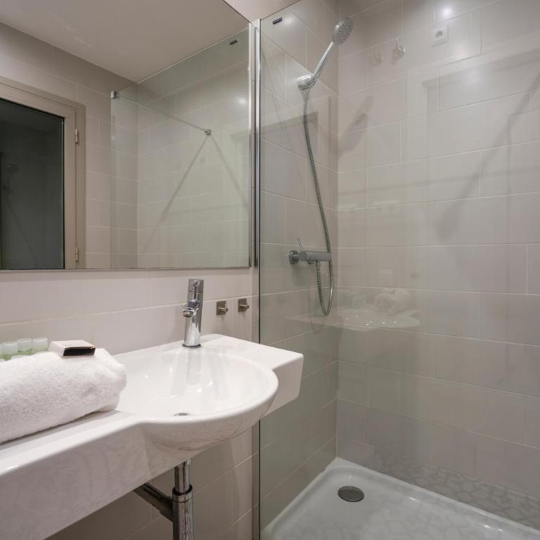BcnStop Sant Pau Suites - Three-Bedroom Apartment - 16