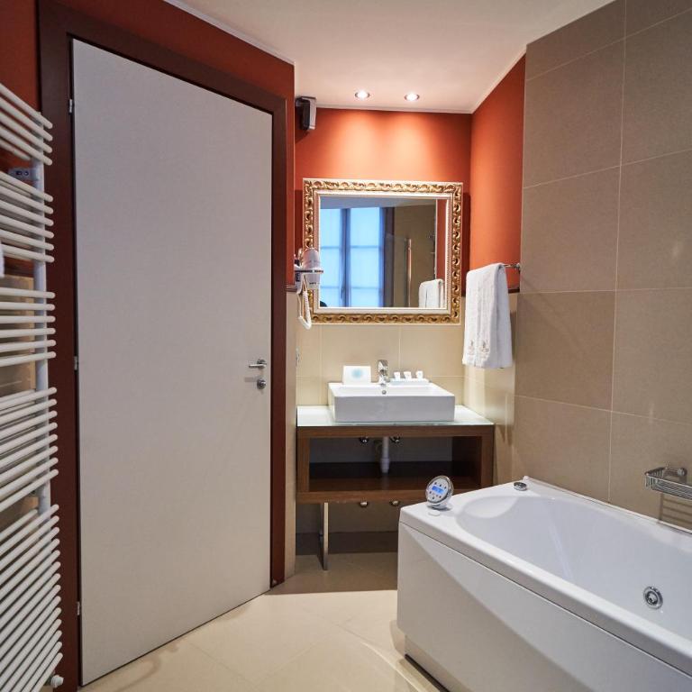 Hotel Centrale Best Western Signature Collection - Superior Queen Room with Whirlpool - Non-Smoking - 7