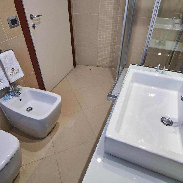 Hotel Centrale Best Western Signature Collection - Standard Queen Room - Non-Smoking - 7